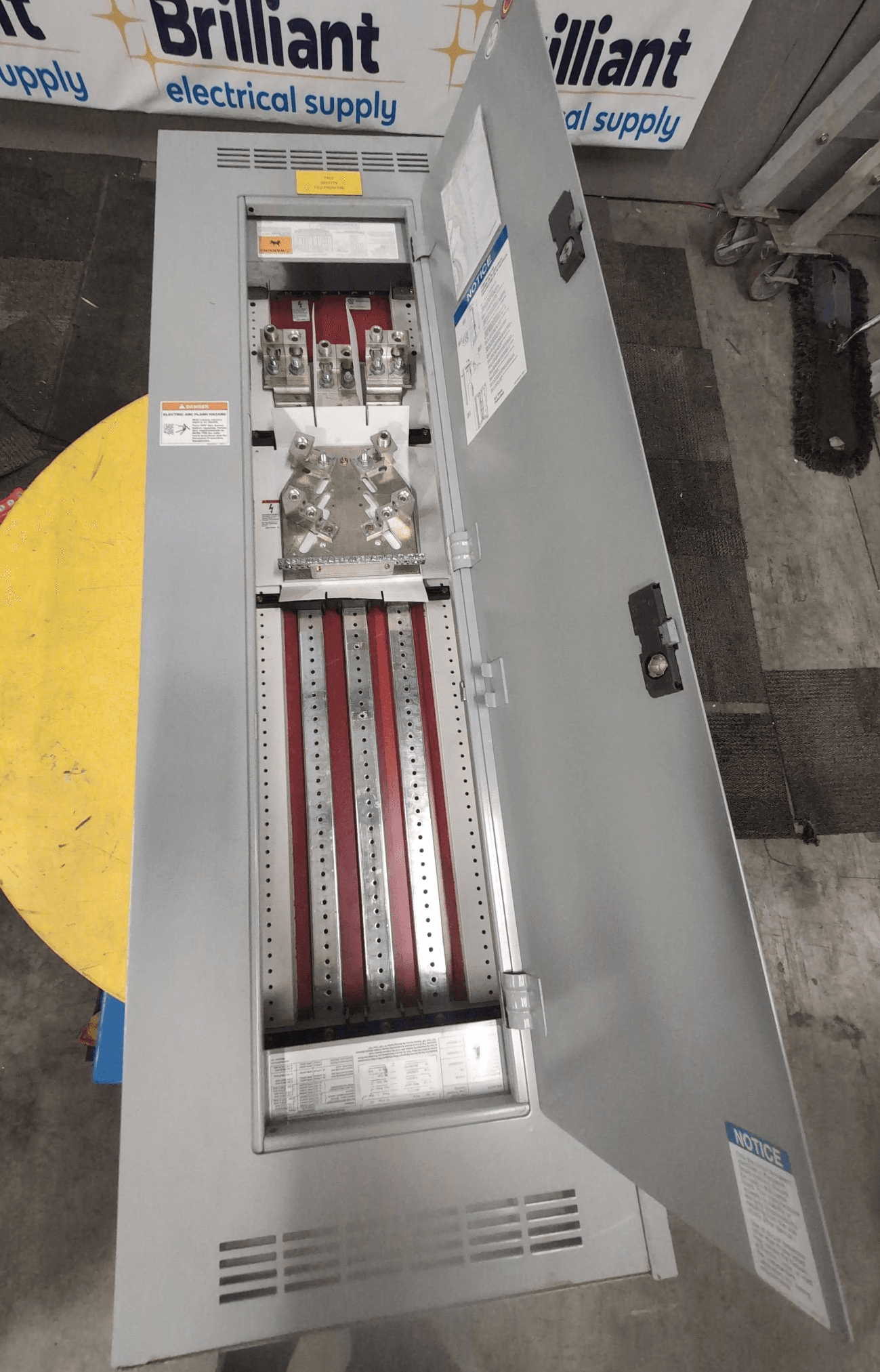 Eaton 880C34G00 POW-R-LINE Panelboard 400A 480Y/277V 40 Cir NEMA 1 – image 1