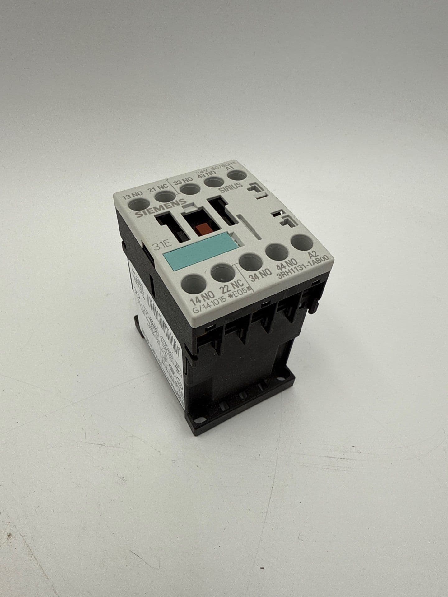 Siemens 3RH1131-1AB00 Control Relay 10A 240V Coil 24V 3NO 1 NC – image 1