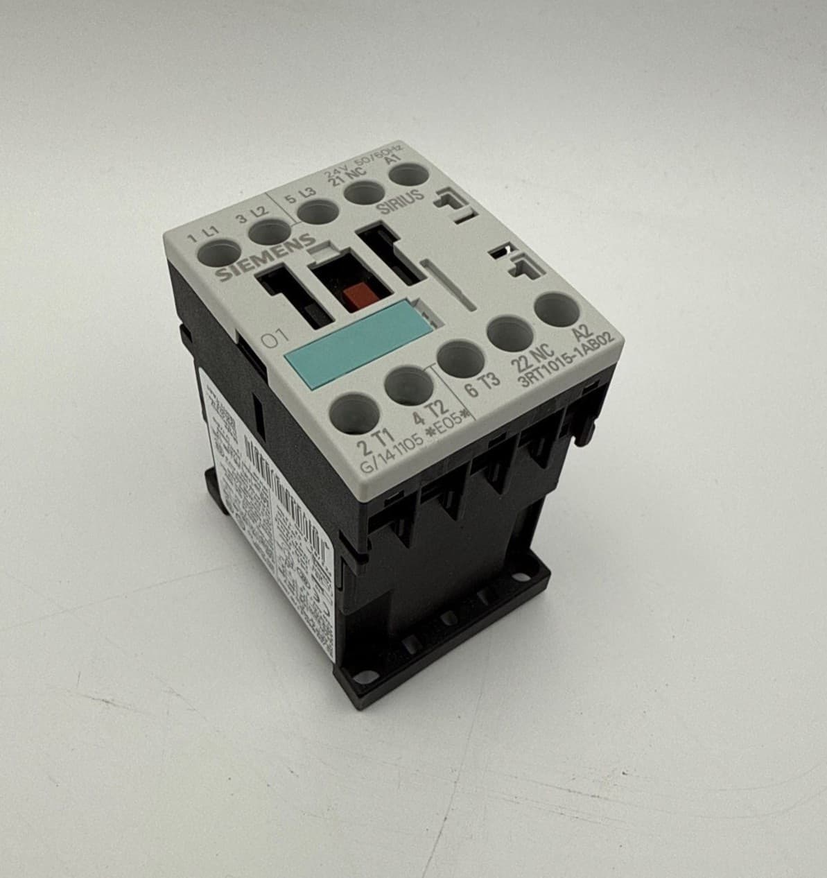 Siemens 3RT1015-1AB02 Contactor 7A 3P 600V Coil 24V SIZE S00 1NC – image 1