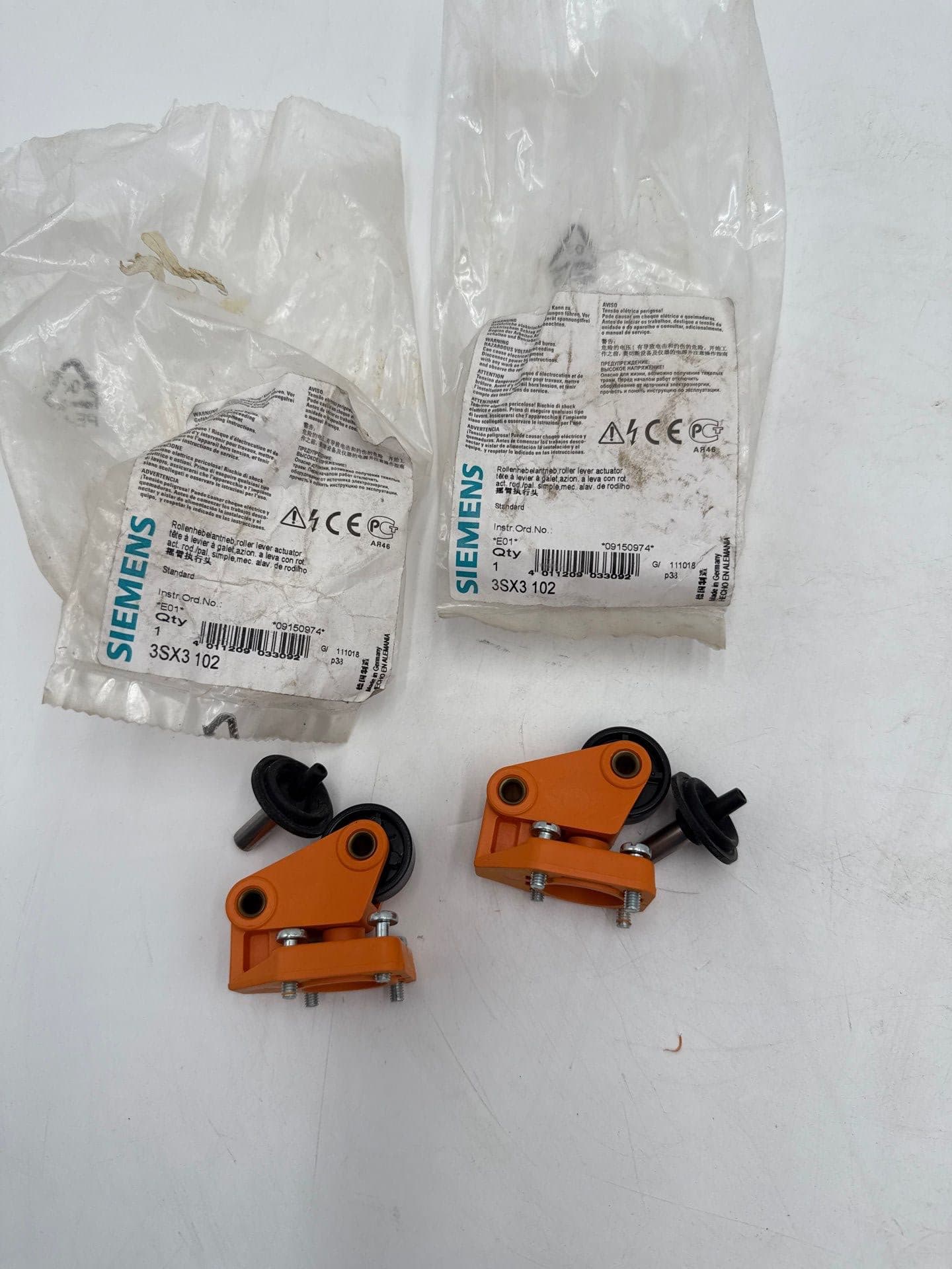 Siemens 3SX3 102 Roller Lever Actuator Pivot Arm Angle Roller Head – image 1