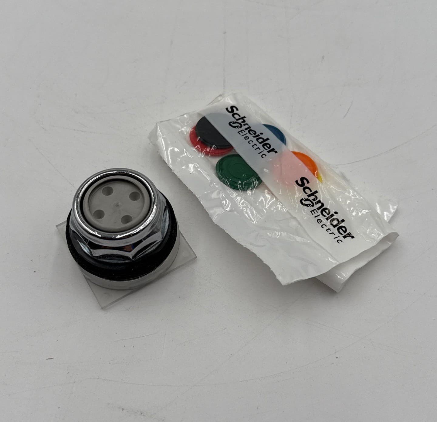 Schneider Electric 9001KR1U Universal Push Button FLush Operator Control – image 1