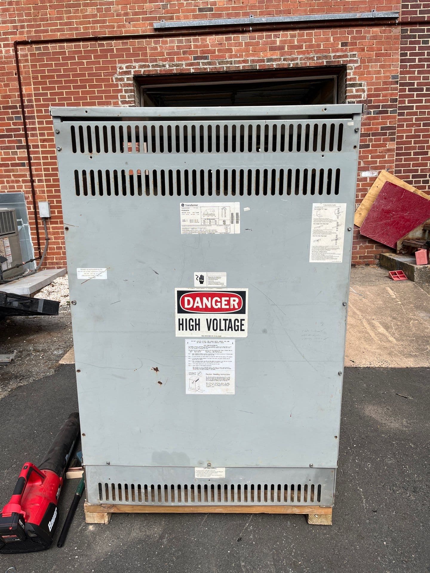 300KVA GE 9T83B3878 Transformer Pri 480V Sec 208/120V 3PH Indoor Encl – image 1