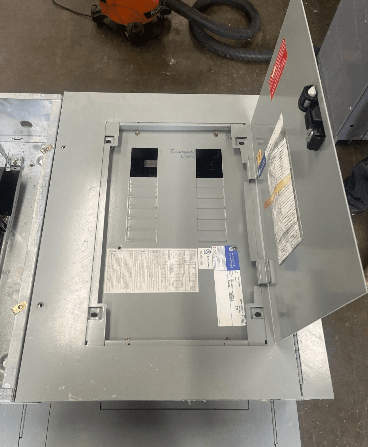 GE AEF3181MBX Panelboard 125A 480/277V 3PH 4W Indoor Encl MLO P606 – image 1