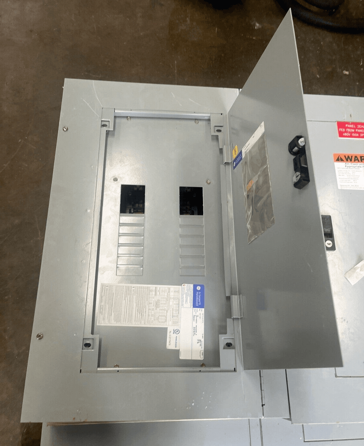 GE AEF3181MTX Panelboard 125A 480/277V 3PH 4W Indoor Encl 18 Circuit P605 – image 1
