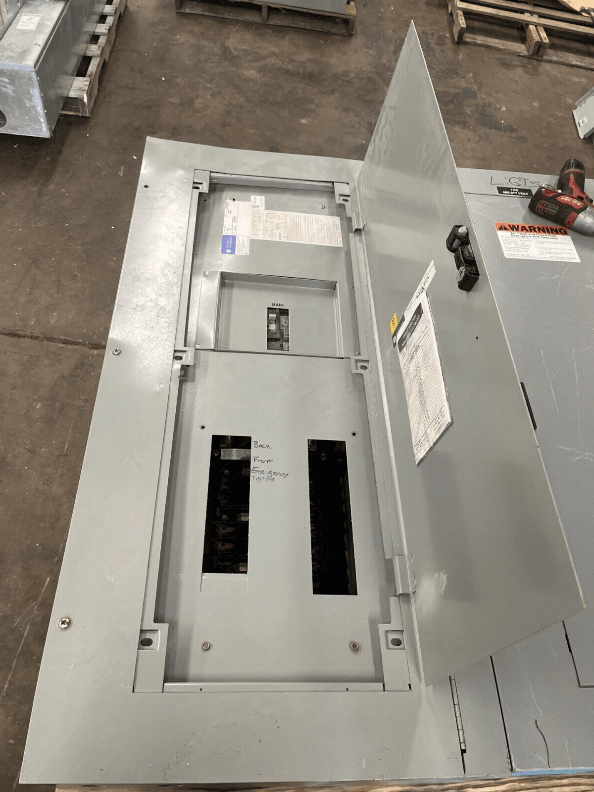 GE AEF3182KTX Panelboard 225A 480/277V 3PH 4W 18Cir Indoor Encl P597 – image 1