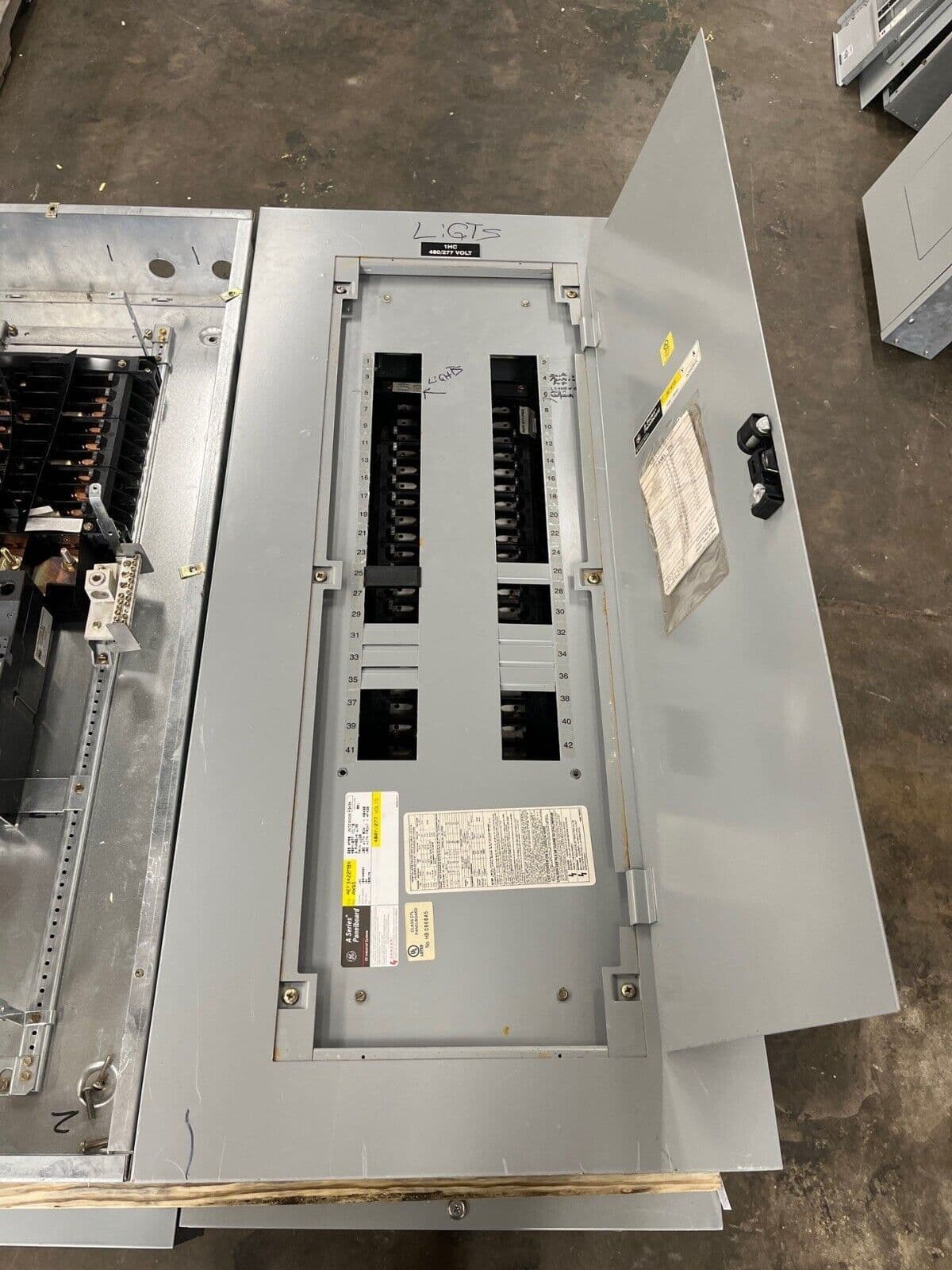 GE AEF3422MBX Panelboard 225A 480/277V 3PH MLO 4W 42 Circuit Indoor Encl P596 – image 1