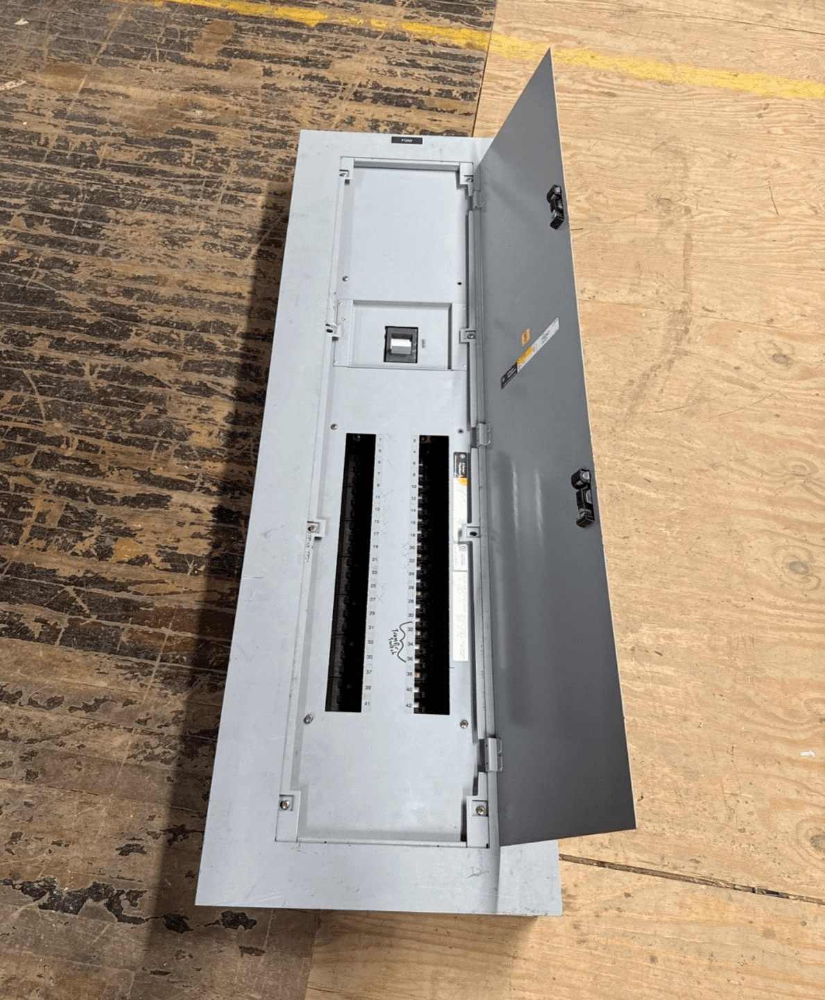 GE AEF3424BT Panelboard 400A 480/277V 3PH 4W Indoor Encl 42 Cir MCB P020 – image 1