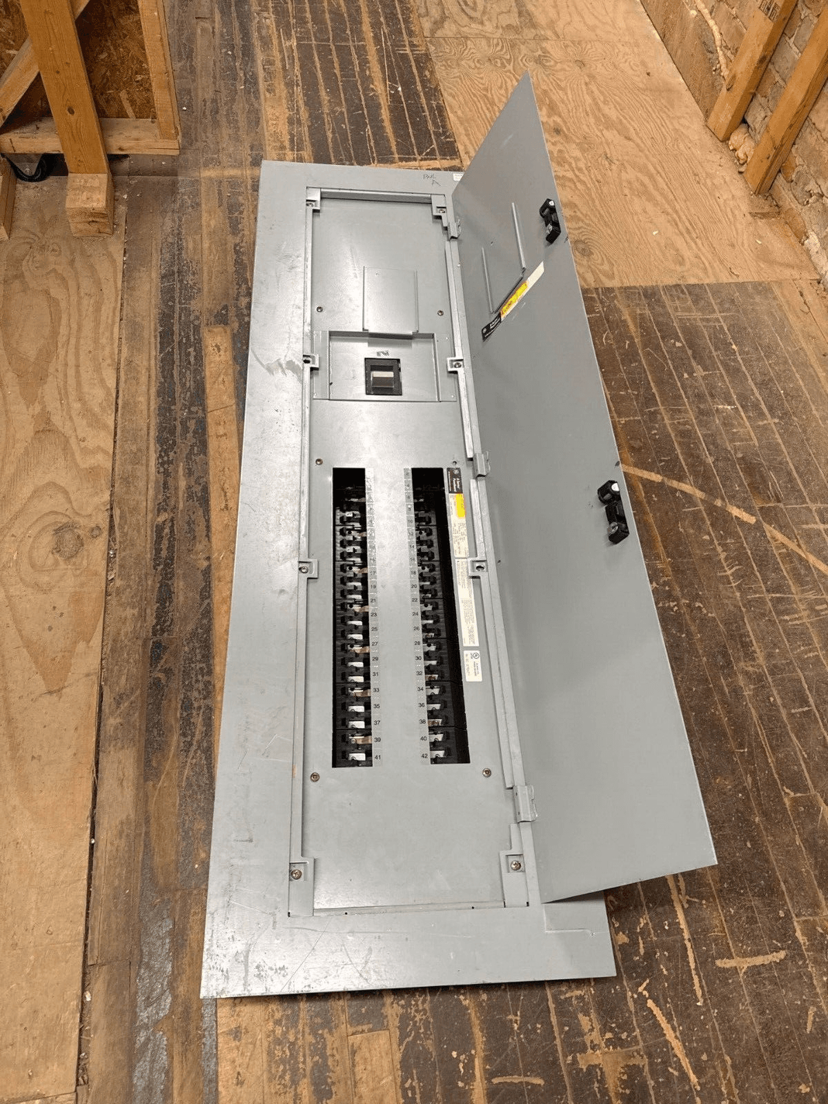 GE AEF3424BT Panelboard 400A 480/277V 3PH 4W Indoor Encl 42 Cir P021 – image 1