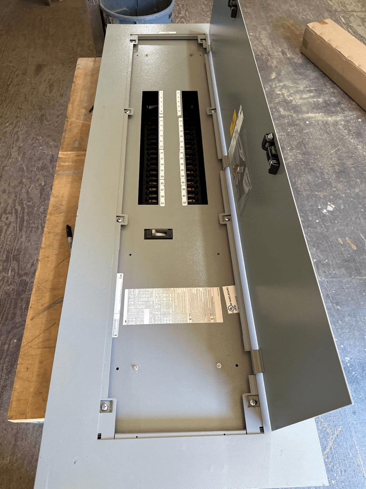 GE AEF3424MBX Panelboard 400A 480/277V 3PH 4W 42 Circuit Indoor Encl P517 – image 1