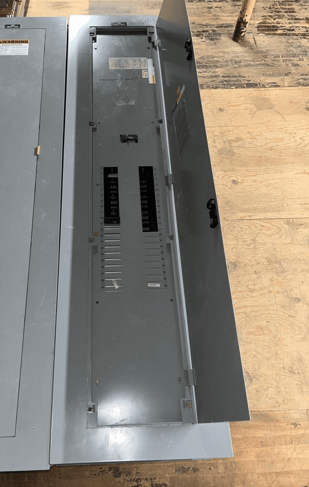 GE AEF3424MBX Panelboard 400A 3PH 480/277V 4W Indoor Encl 42Cir P584 – image 1