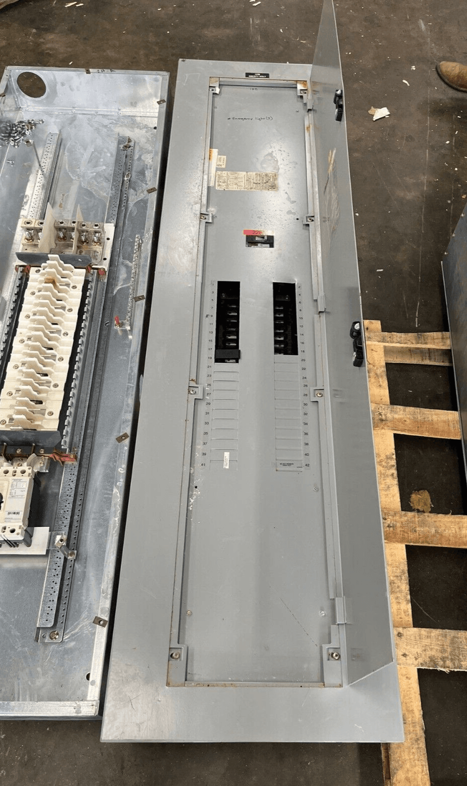 GE AEF3424MBX Panelboard 400A 3PH 480/277V 4W Indoor Encl MLO 42Cir P585 – image 1