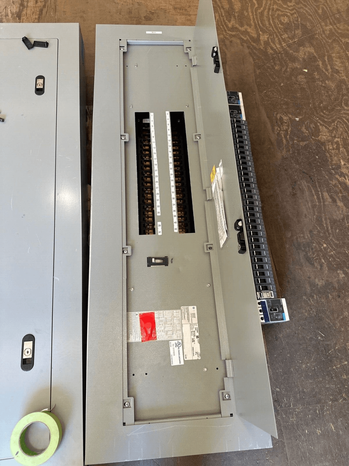 GE AEF3426MBX Panelboard 600A 480/277V 3PH 4W 42 Circuit Indoor Encl P519 – image 1