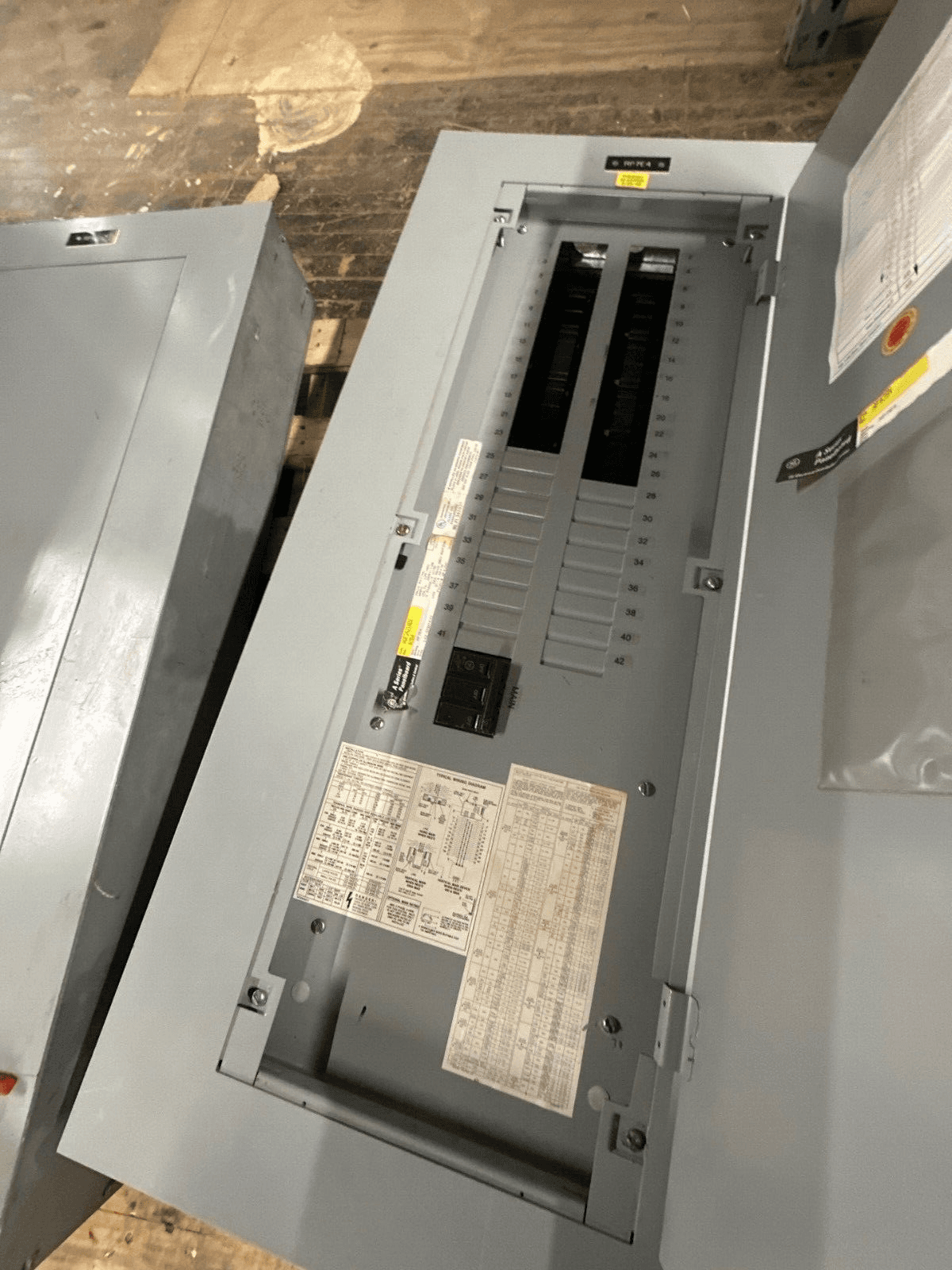 GE AQF3421ABX Panelboard 125A 208Y/120V 3PH 42 CIR Indoor Main P028 – image 1