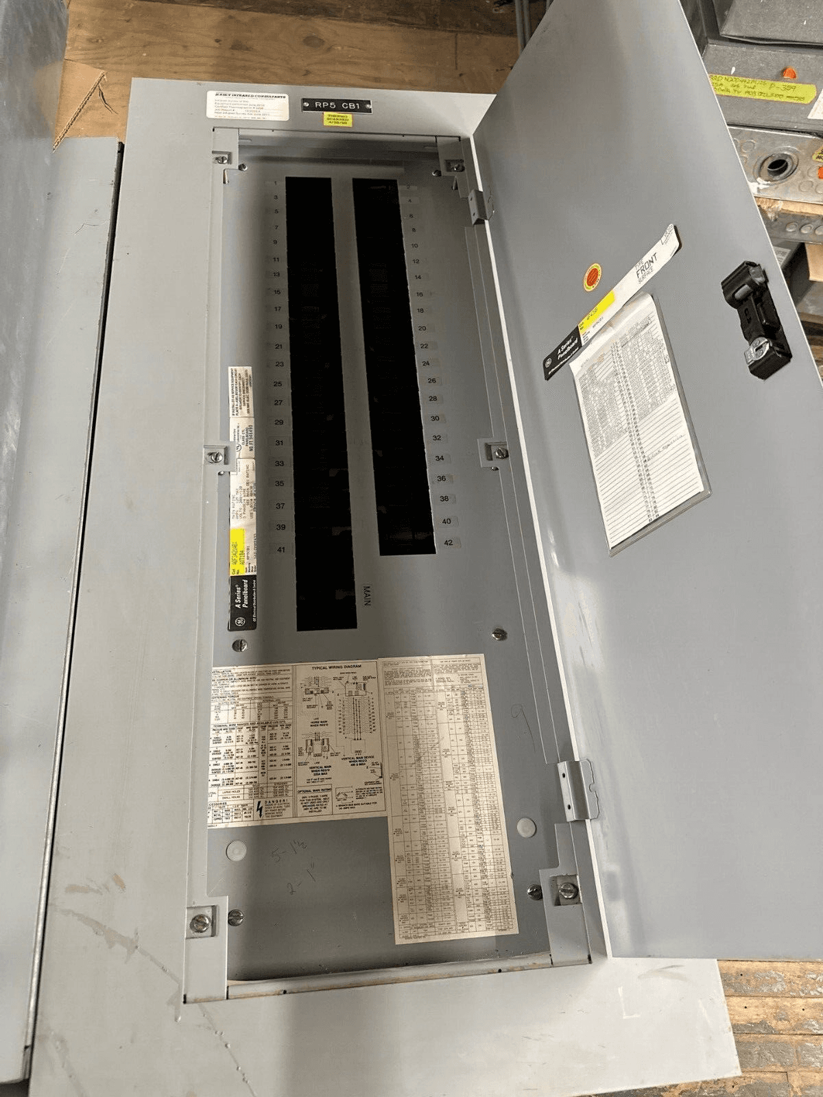 GE AQF3421ABX Panelboard 125A 208Y/120V 3PH 42 CIR Indoor Encl P076 – image 1