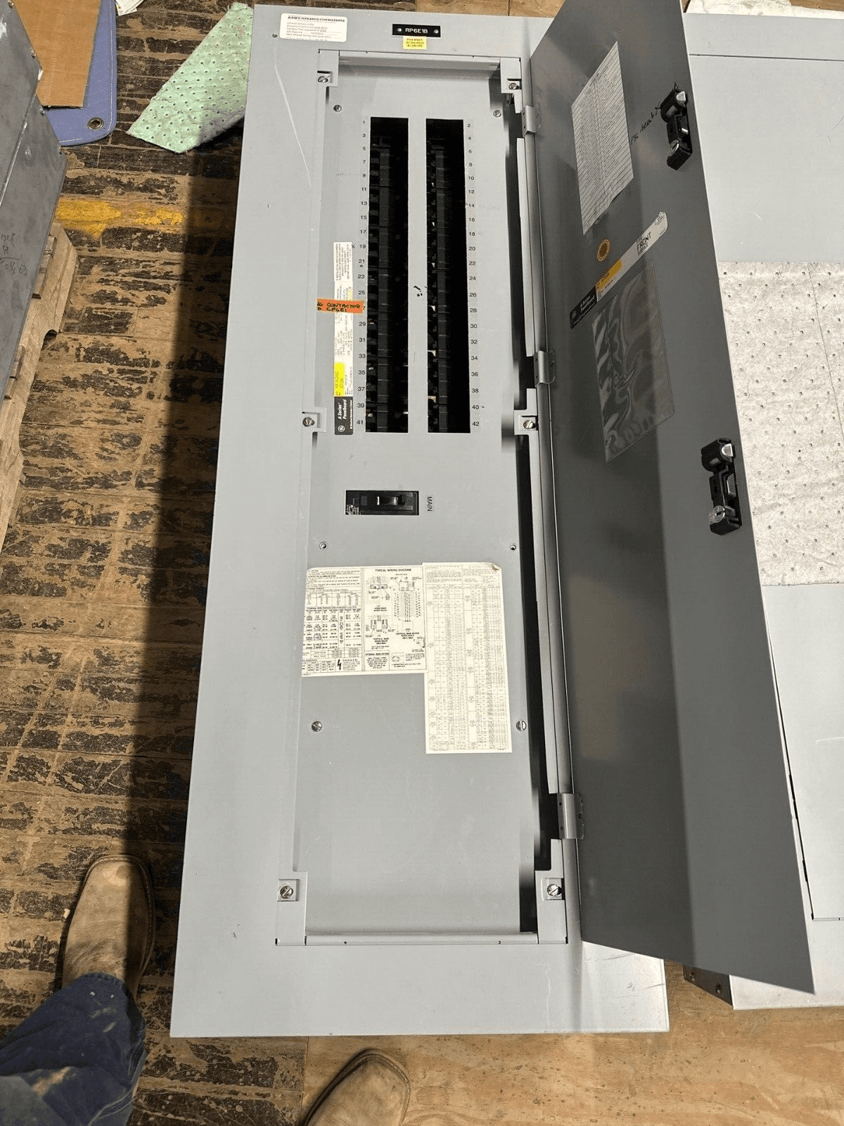 GE AQF3422ABX Panelboard 225A 208Y/120V 3PH 4W Indoor Encl MCB 42 Circuit P003 – image 1