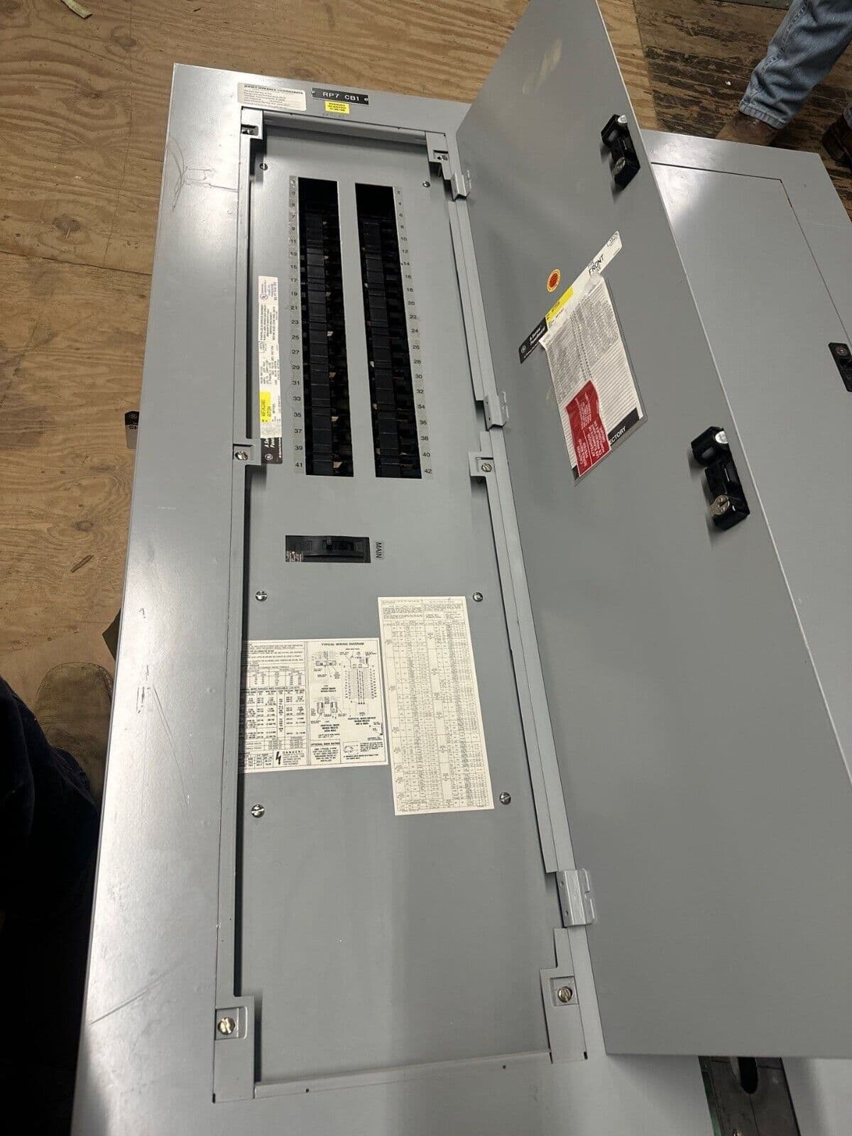 GE AQF3422ABX Panelboard 225A 208Y/120V 3PH 4W Indoor Encl 42 Circuit P007 – image 1