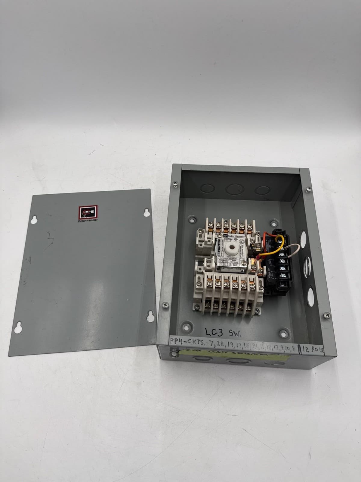 Cutler Hammer C30BNM Enclosed Lighting Contactor 30A 6 Pole 600V Coil 110/120V – image 1