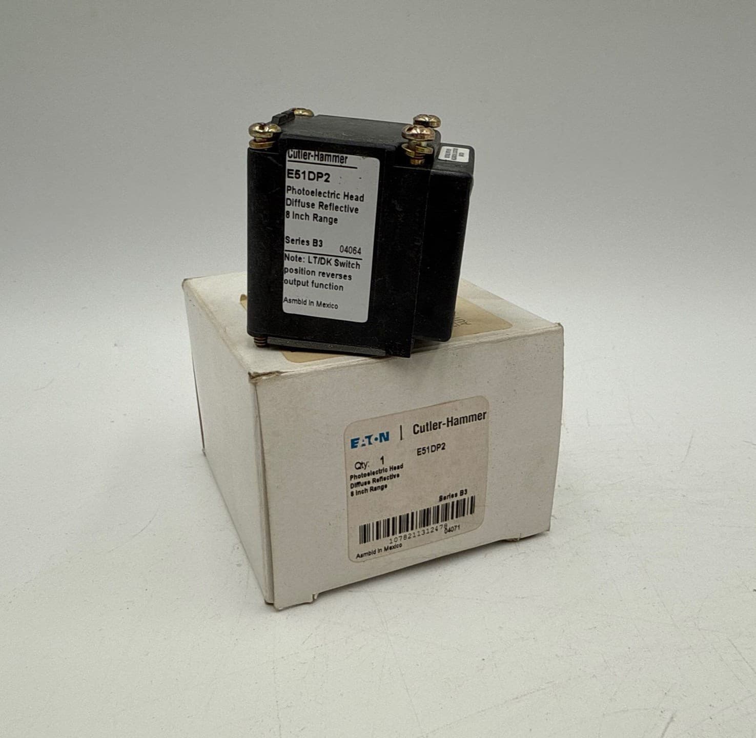 Eaton E51DP2 Diffuse Reflective Photoelectric Head 8 Inch Range LT/DK Switch – image 1
