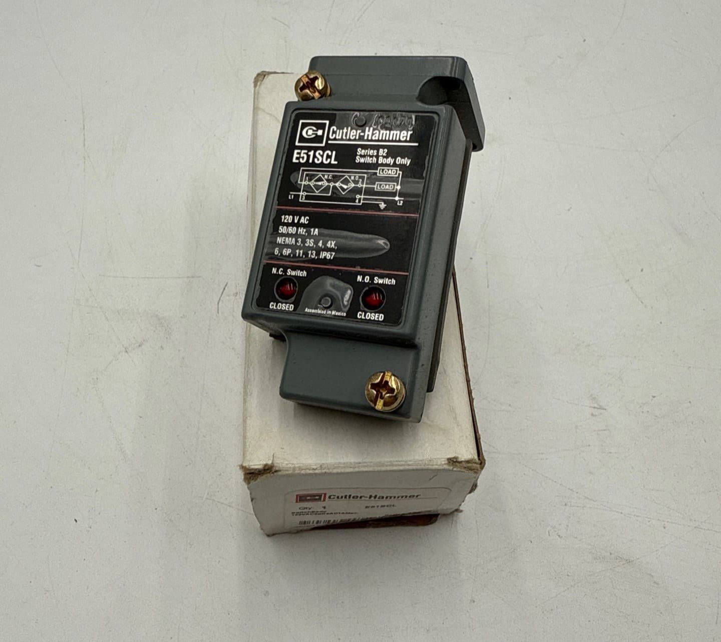 Cutler Hammer E51SCL Switch Body 120VAC 3 Wire Series B2 – image 1