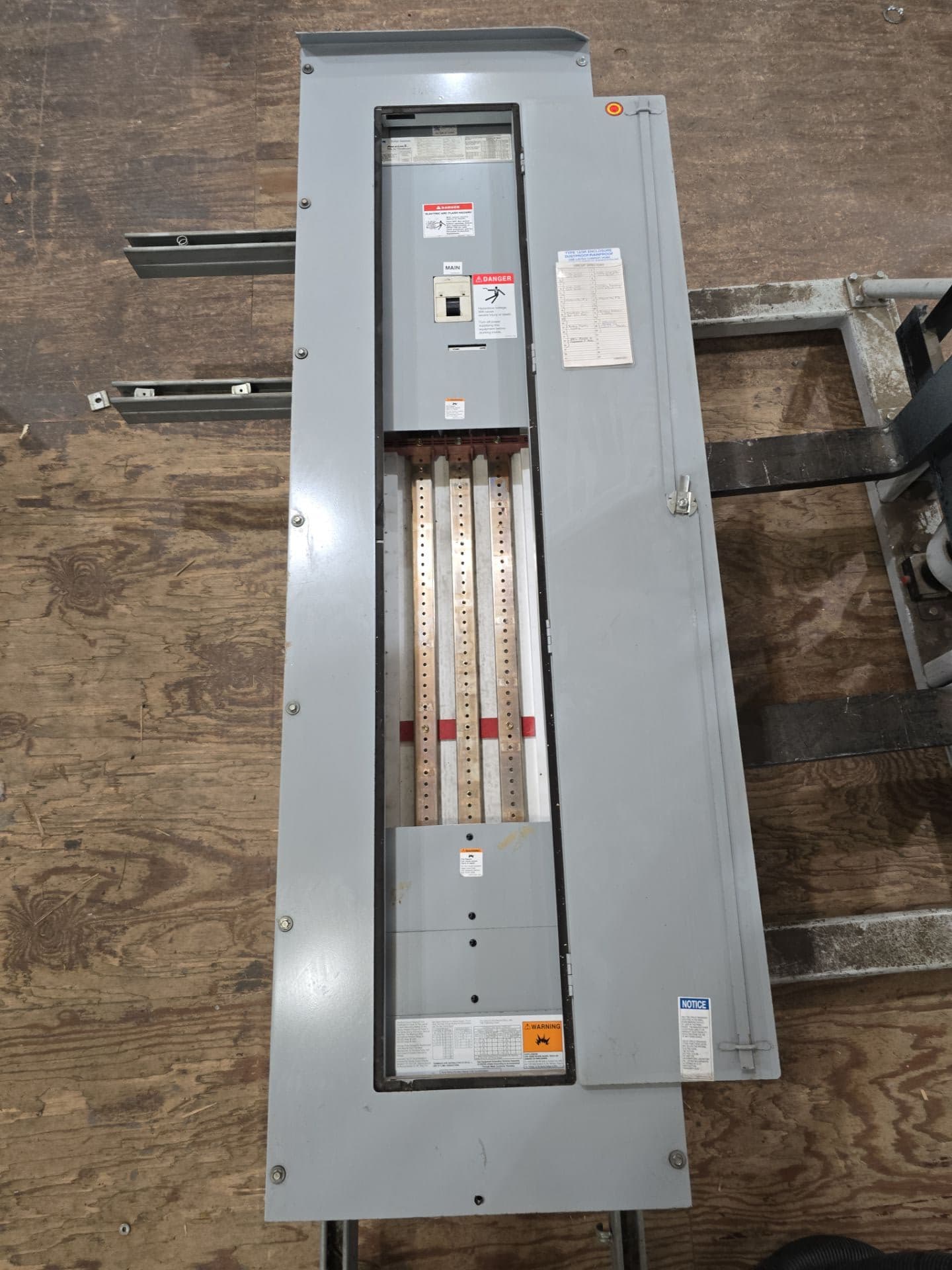 Eaton PRL3A Pow-R-Line Panelboard 400A 480V 3PH 3W MCB HKD 400 Amp Panel 3R Encl – image 1