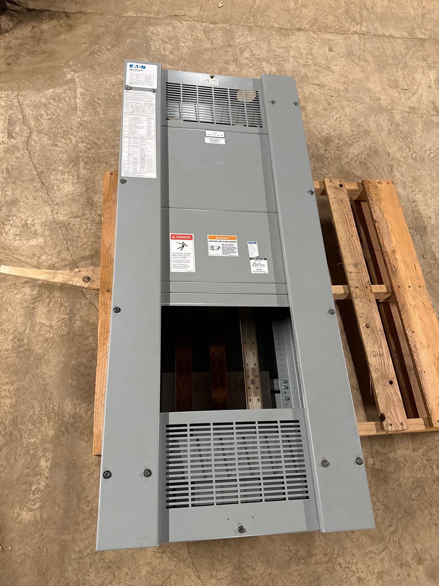 Eaton PRL4 Panelboard 600A 480/277V 3PH 4W MLO Panel 600 Amp 24 Space BX2457P – image 1