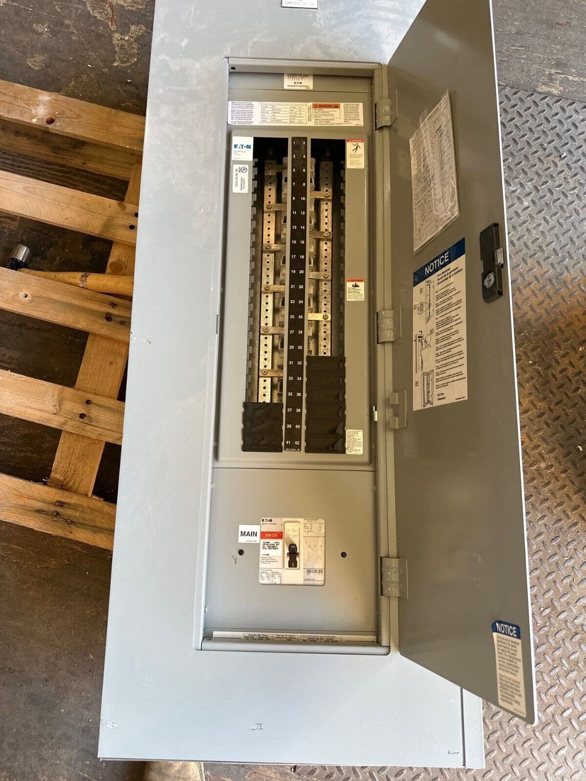Eaton PRL1A Pow-R-Line Panelboard 150A 208Y/120V 3PH 4W Indoor Encl P530 – image 1