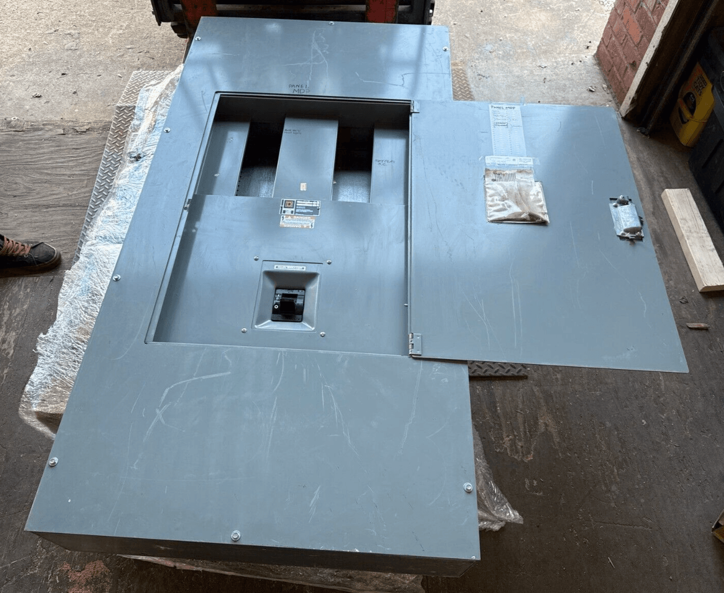 Square D I-Line Circuit Breaker 400A 480/277V 3PH 4W 18 Space MCB Main LA36400 – image 1