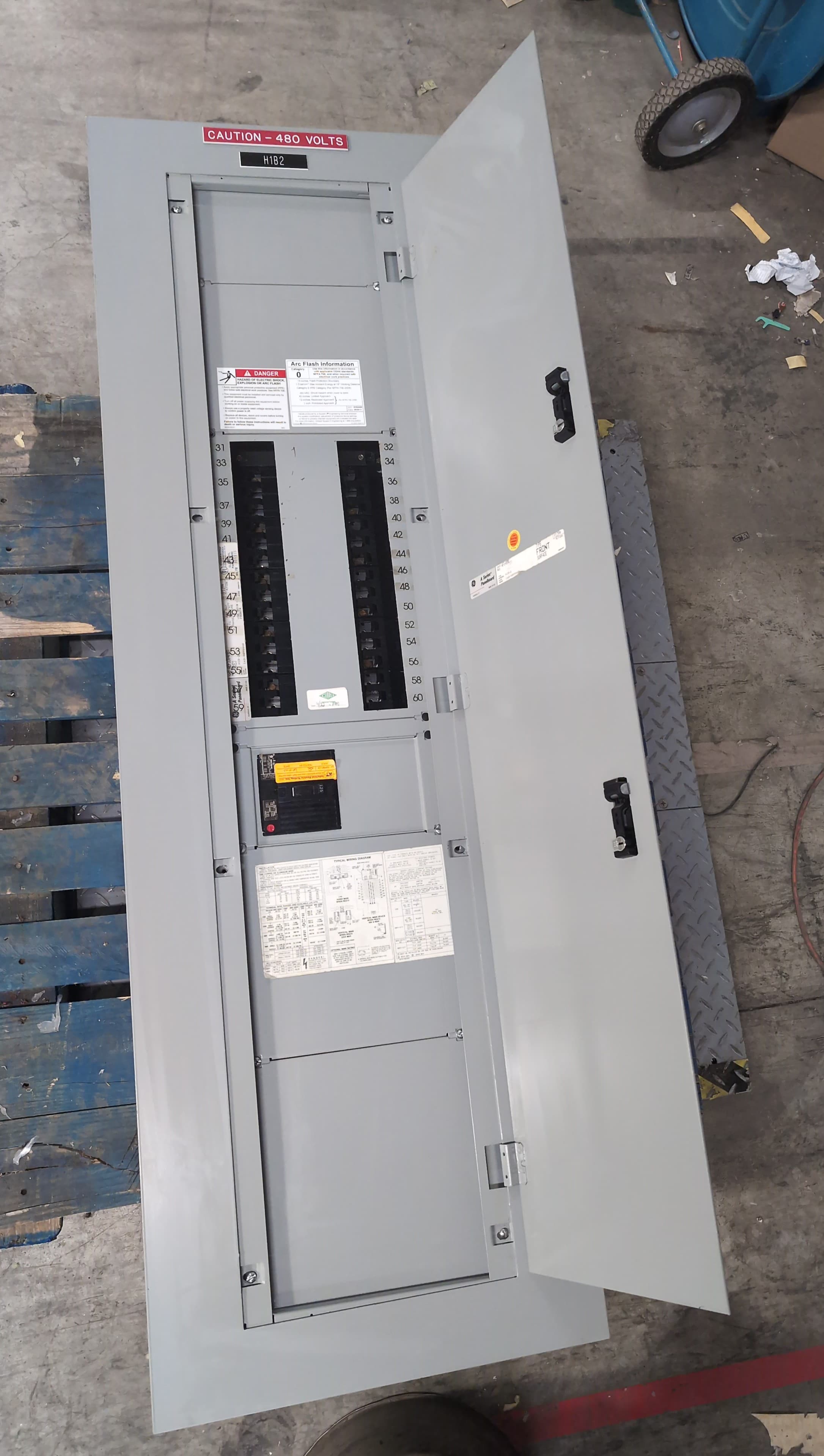 GE AEF3304MBX Panelboard 400A 480/277V 3PH 4W MLO Panel Subfeed 125A 30 Cir – image 1