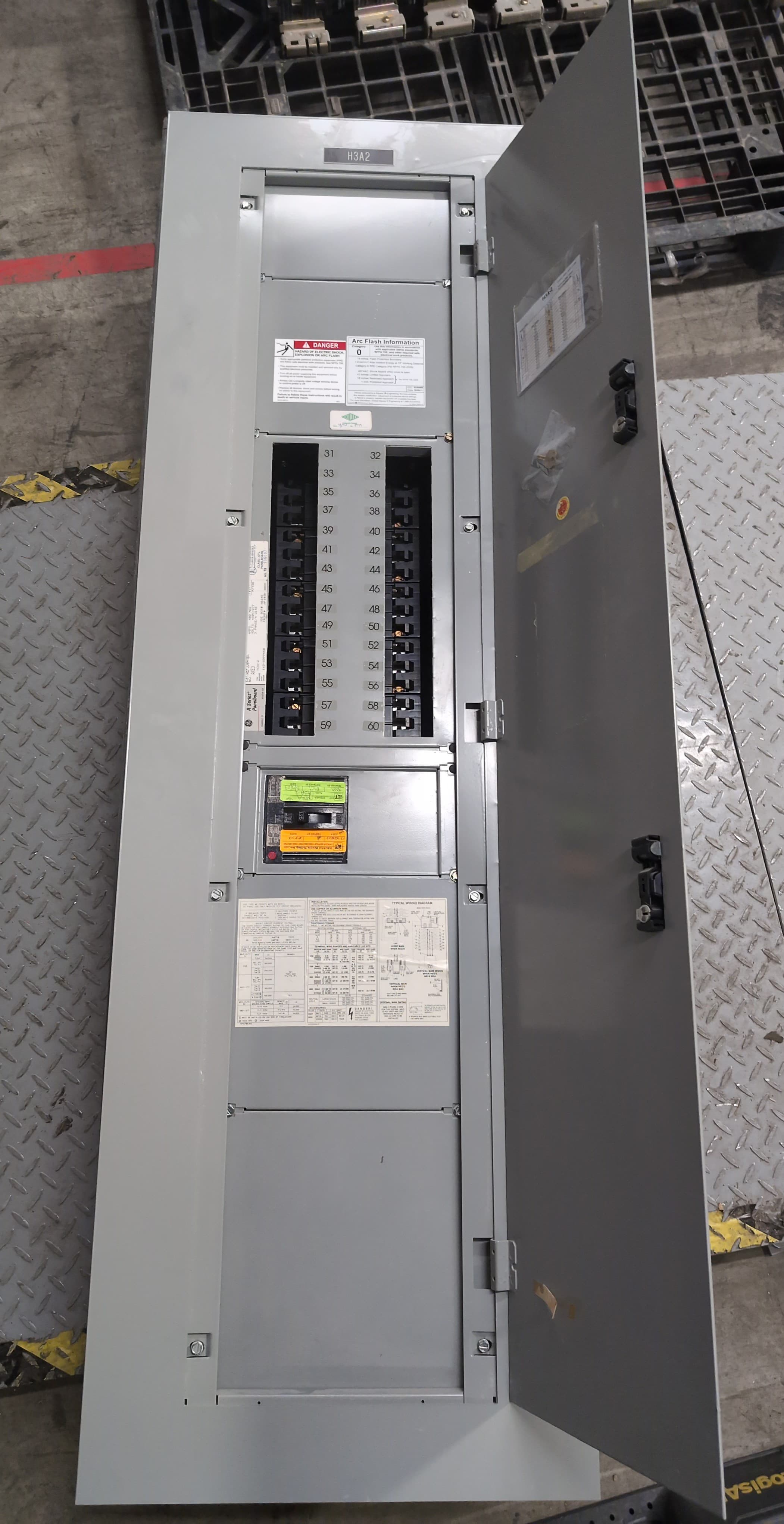 GE AEF3304MBX Panelboard 400A 480/277V 3PH 4W Subfeed 125A 30 Cir MLO Panel