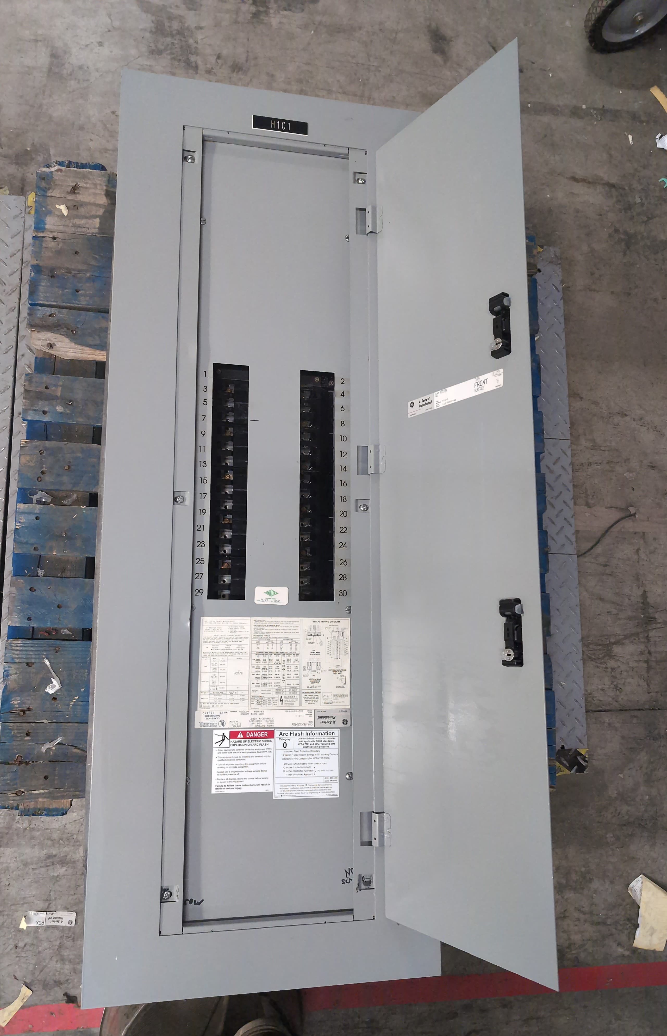 GE AEF3304SB Panelboard 400A 480/277V 3PH 4W MLO Panel 30 Cir 400 Amp AB55B – image 1