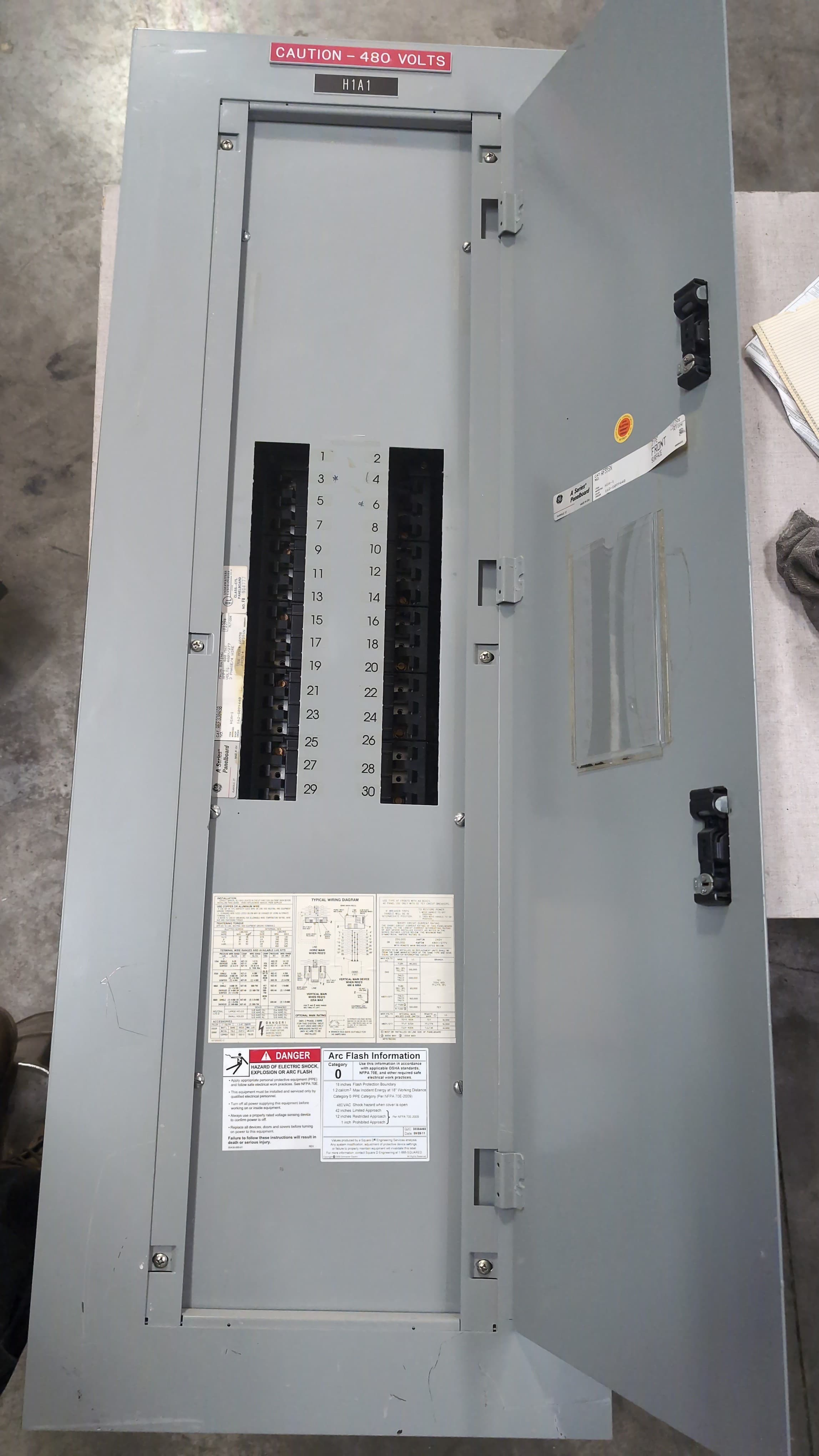 GE AEF3304SB Panelboard 400A 480/277V 3PH 4W MLO Panel 30 Cir 400 Amp AB55B