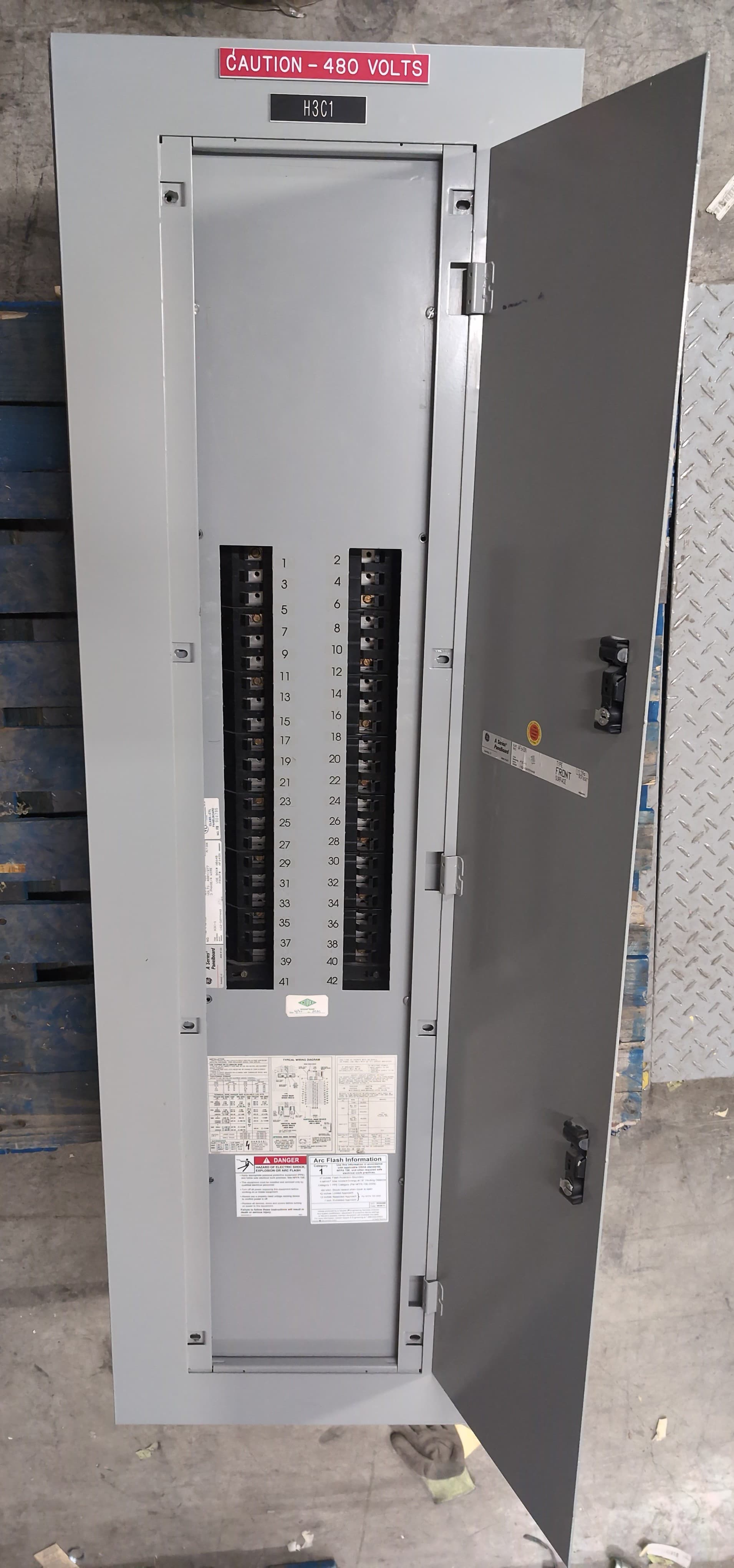 GE AEF3424SB Panelboard 400A 480/277V 3PH 4W 42 Cir MLO Panel 400 Amp Indoor – image 1