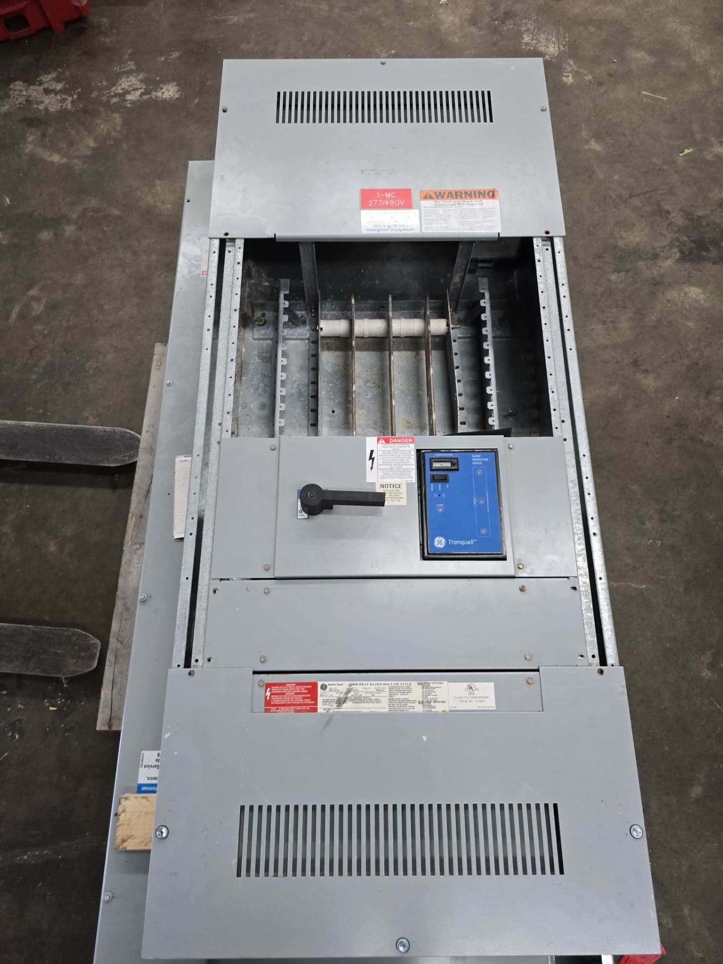 GE APNB Panelboard 400A 480/277V 3PH 4W TPHE277Y20PP Surge Protective Device – image 1