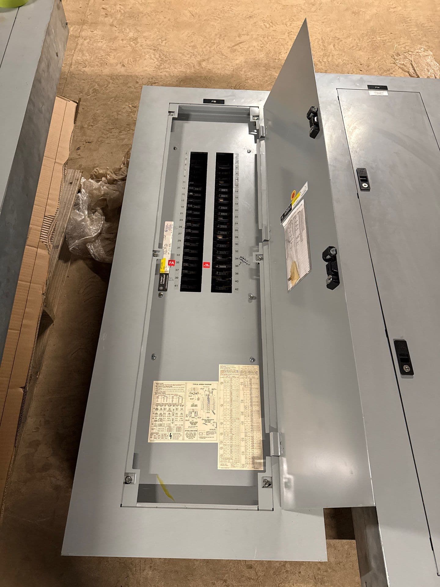 GE AQF3424MBX Panelboard 400A 208/120V 3PH 4W MLO Panel 400 Amp 42 Circuit P781