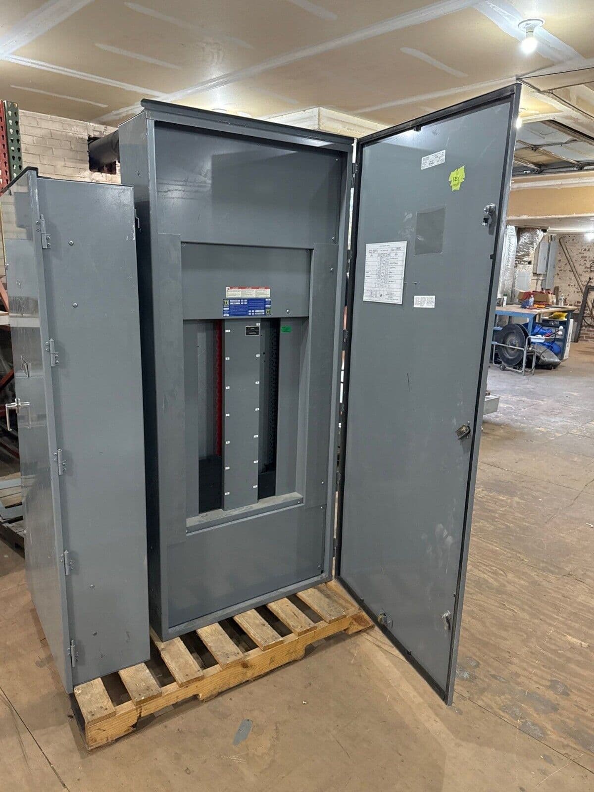 Square D HCM I-Line Panelboard 225A 480V 3PH 3W MCB 42 Circuit P612 – image 1