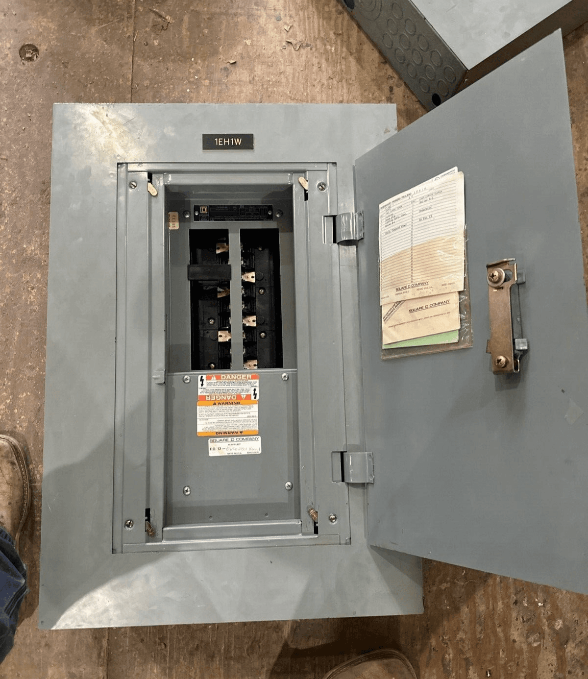 Square D NEHB Panelboard 125A 480Y/277V 3PH 4W Indoor Encl 18 Cir MLO P482 – image 1