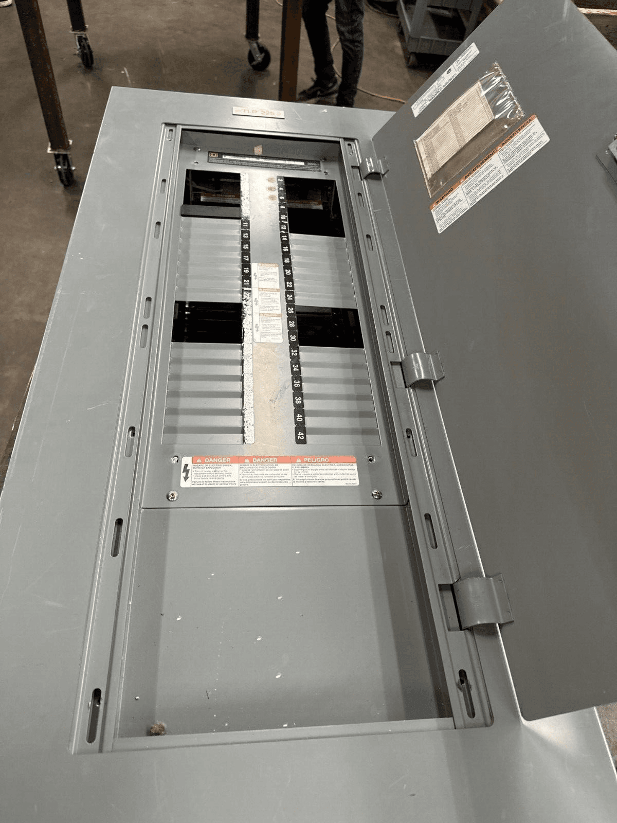 Square D NF Panelboard 250A 600V 480V 3PH 4W 42 Circuit Indoor Encl MLO P353 – image 1