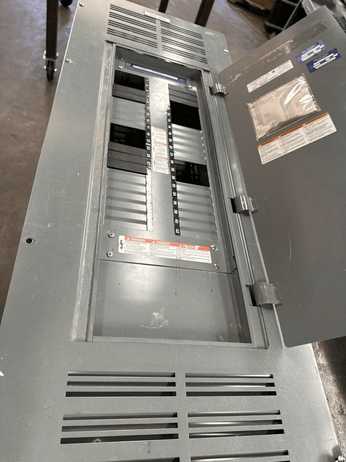 Square D NF Panelboard 400A 600Y/347V 3PH 4W MLO 42 Cir Main Lug P373 – image 1