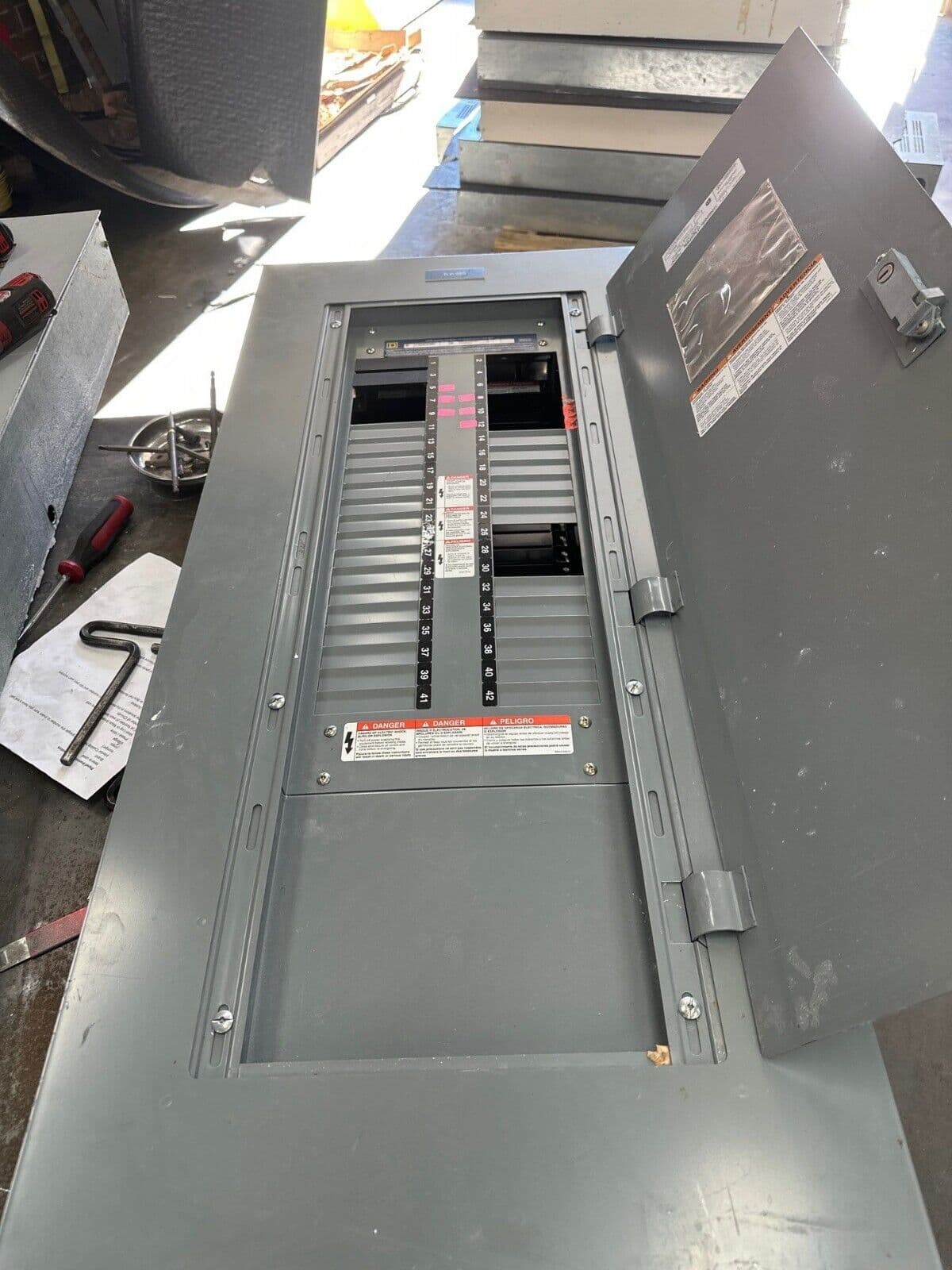 Square D NF MLO Panelboard 250A 600V 3PH 4W 42 Cir Main Lug P384 – image 1