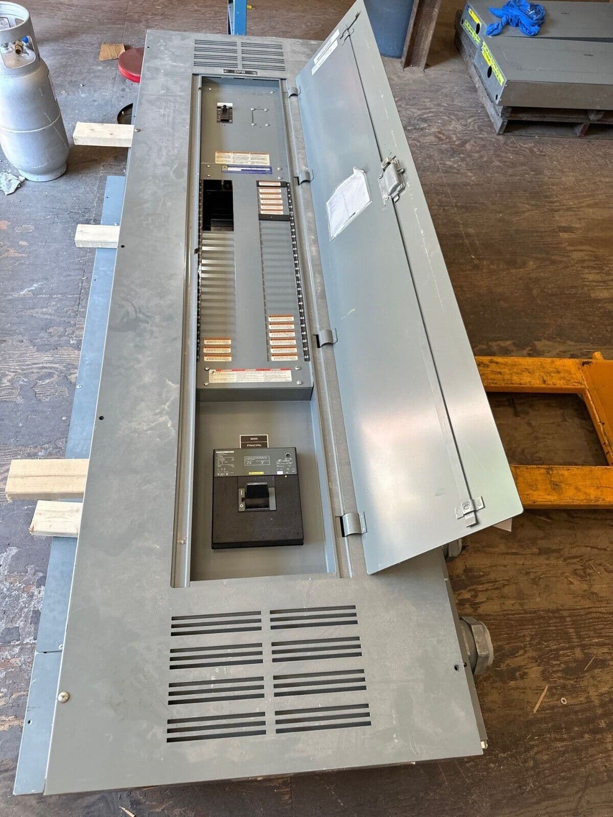 Square D NF Panelboard 300A 480/277V 3PH 4W Indoor Encl 54 Cir MCB Main P535 – image 1