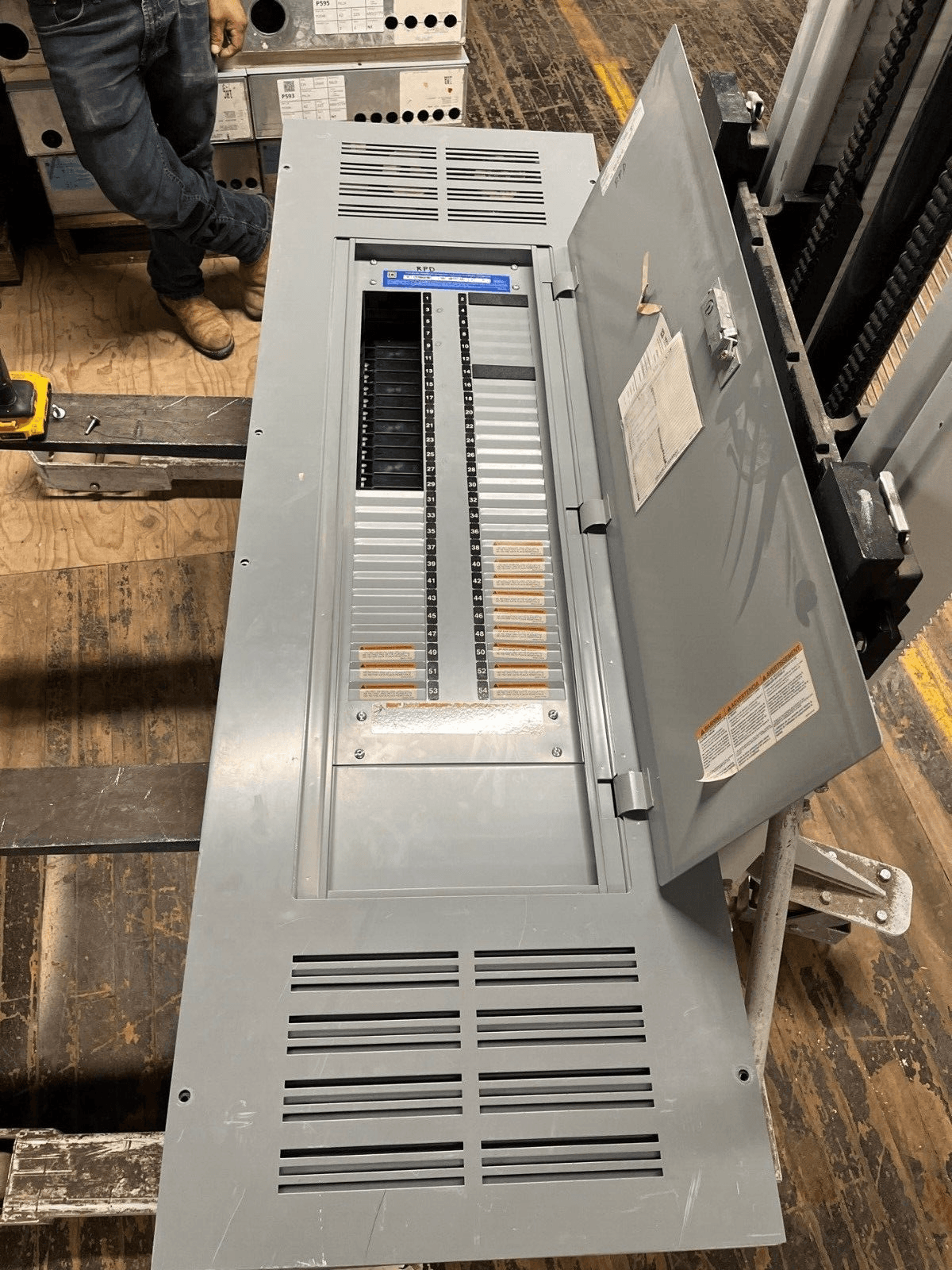 Square D NF Panelboard 600A 480Y/277V 3PH 4W MLO 54 Circuit Main Lug P560 – image 1