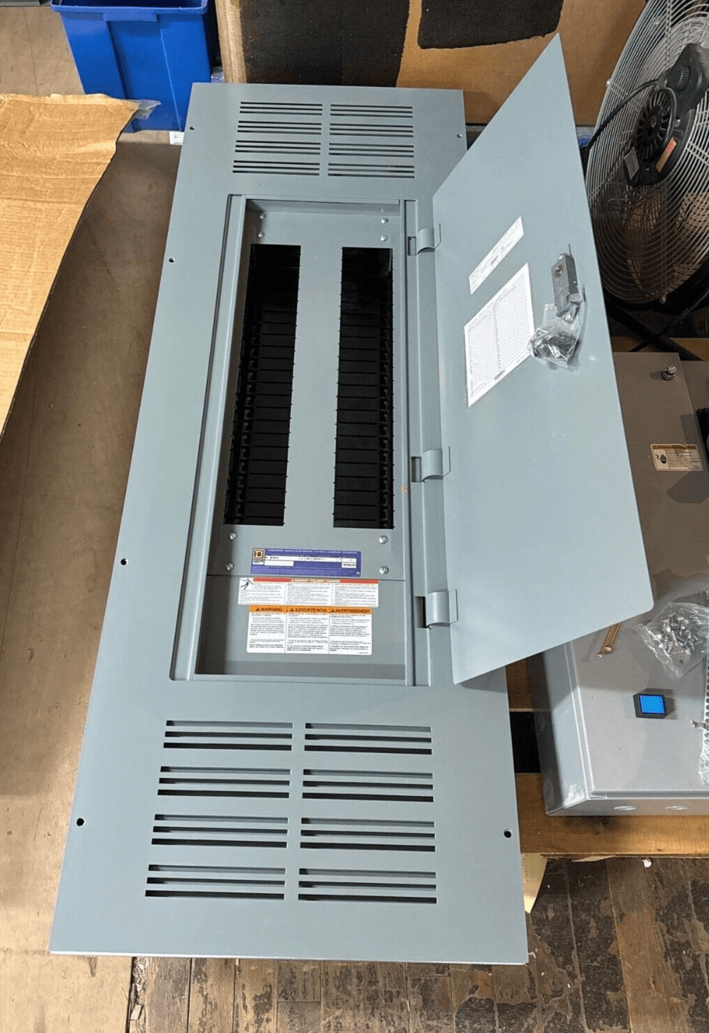 Square D NF442L4C NF Panelboard 400A 600Y/347V 3PH 4W 42 Cir Indoor Encl MLO P657 – image 1