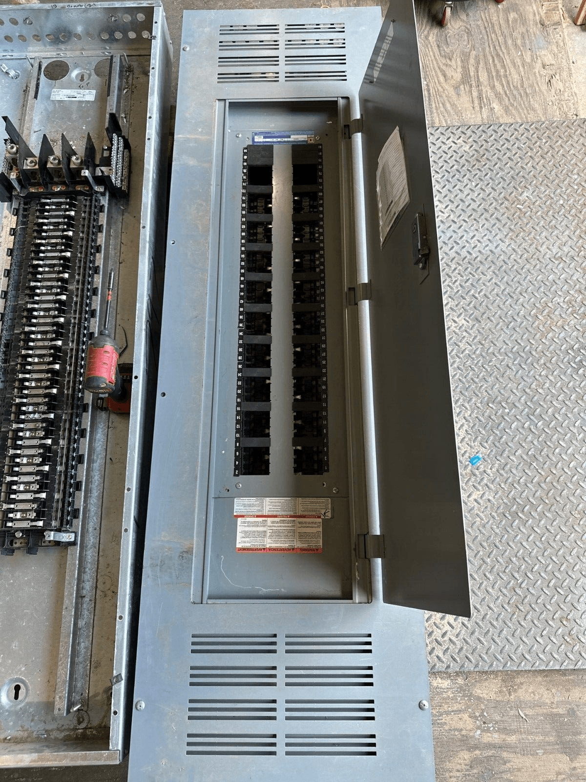 Square D NQ484L6C NQ Panelboard 600A 240V 3PH 4W Indoor Encl 84 Circuit P524 – image 1