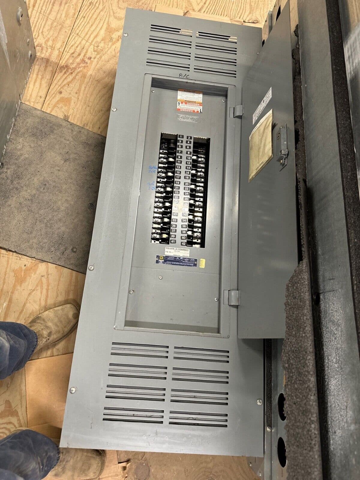 Square D NQOD442L400 Panelboard 400A 208Y/120V 3PH 4W Indoor Encl P470 – image 1