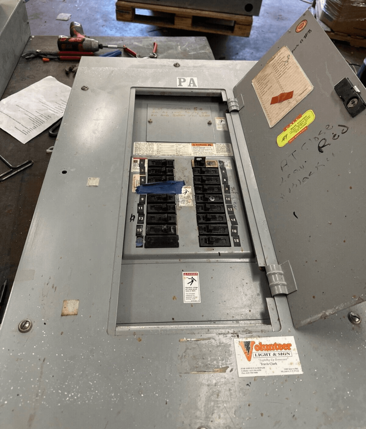 Cutler Hammer Pow-R-Line Panelboard 100A 240/120V 3PH 4W Indoor Main Lug MLO – image 1