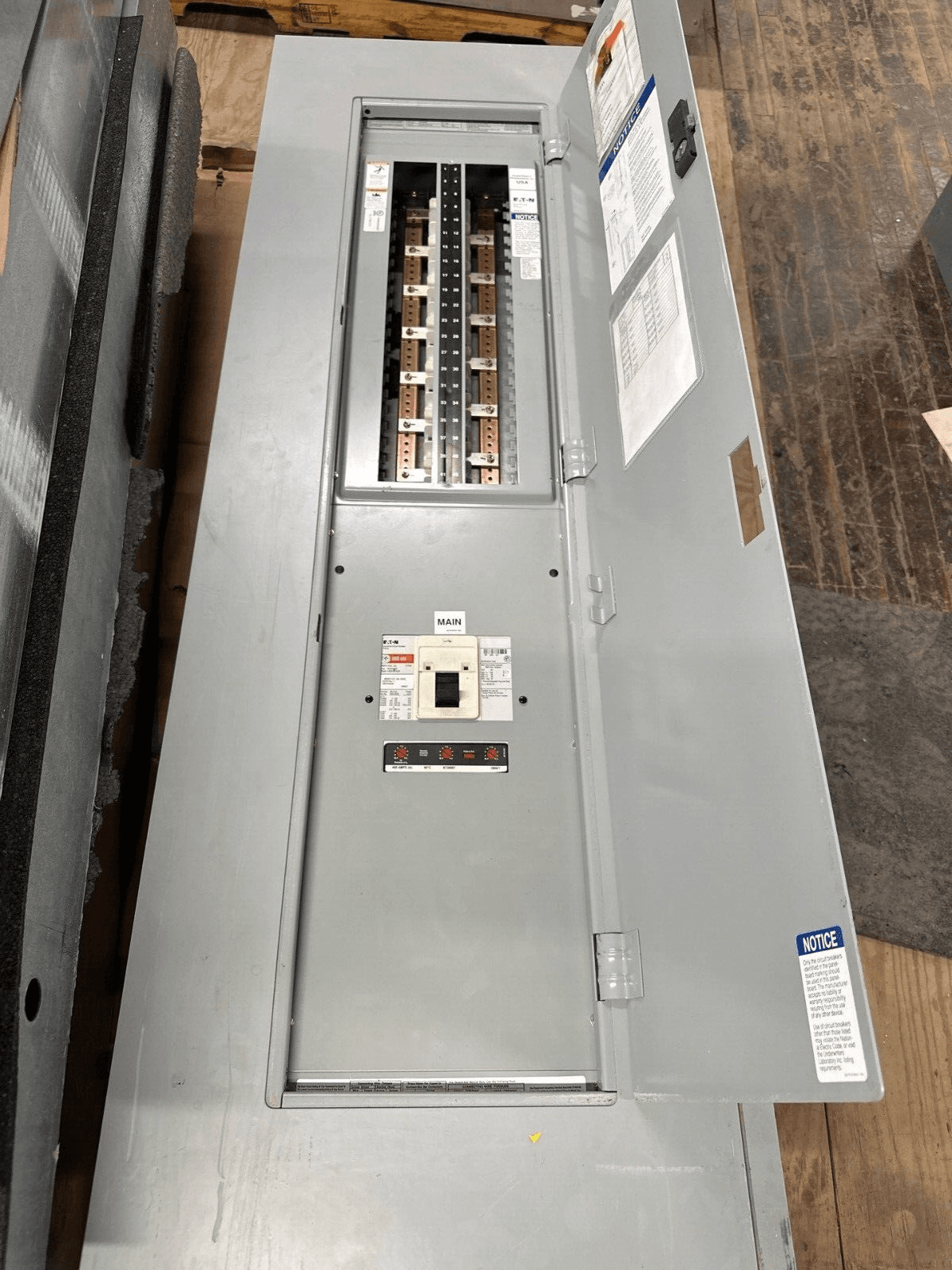 Eaton PRL1A Pow-R-Line Panelboard 400A 208Y/120V 3PH 4W MCB Indoor Encl P087 – image 1