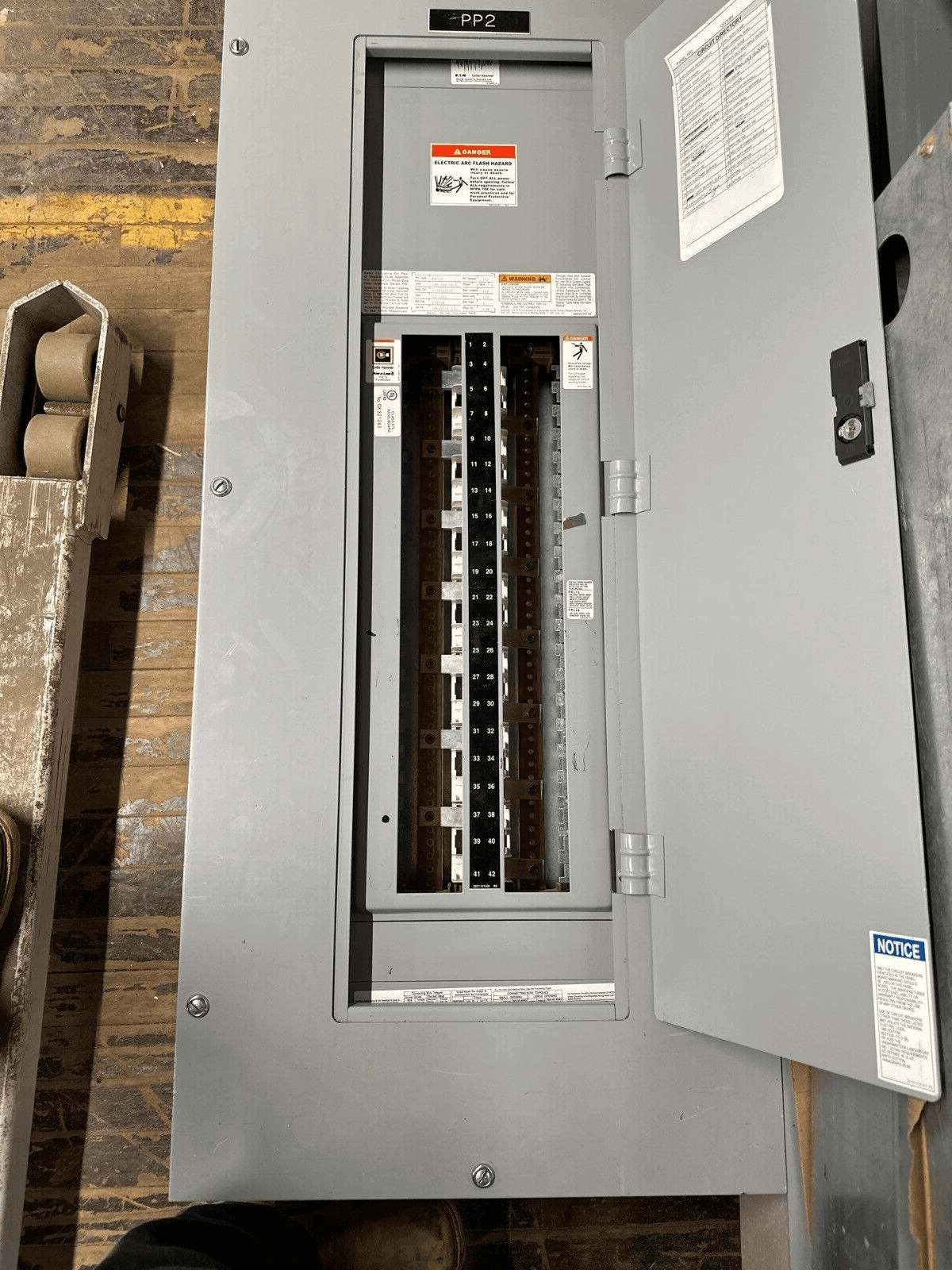 Eaton PRL1A Panelboard 100A 120/208V 3PH 4W 100 Amp MLO 42 Circuit P129 – image 1