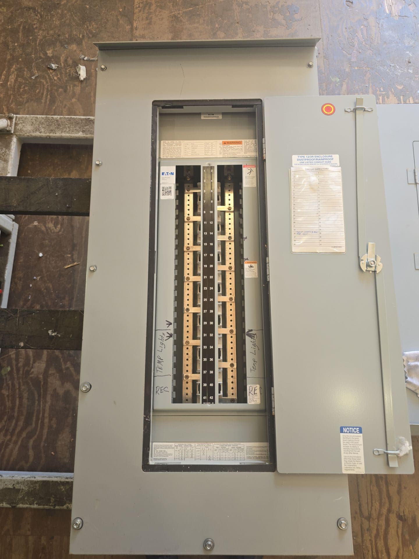 Eaton PRL1A Panelboard 225A 208Y/120V 3PH 4W 42 Space 3R Encl MLO Outdoor – image 1