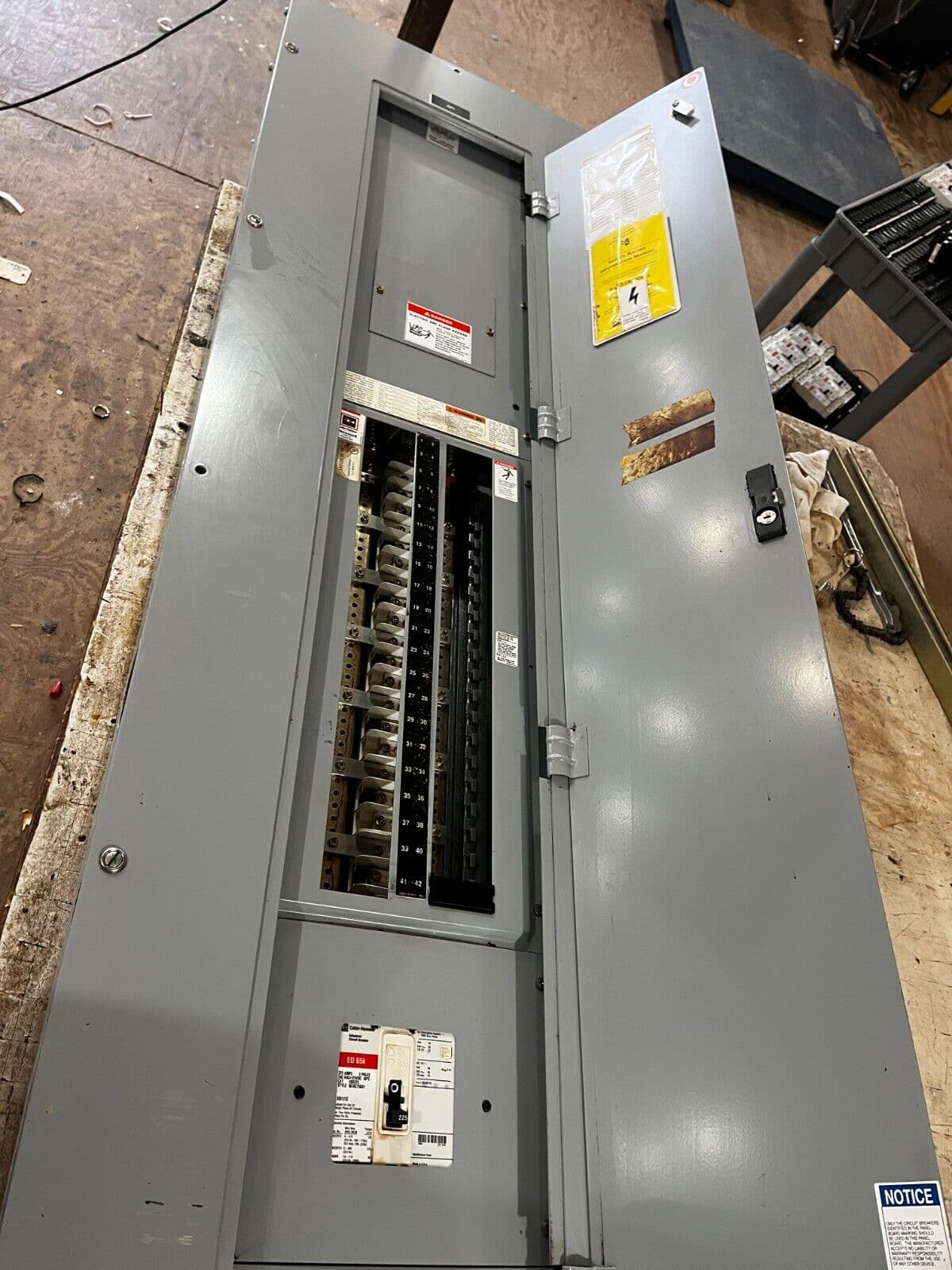 Eaton PRL1A Panelboard 400A 120/208V 3PH 4W 400 Amp MLO Main Lug 225A Subfeed P128 – image 1