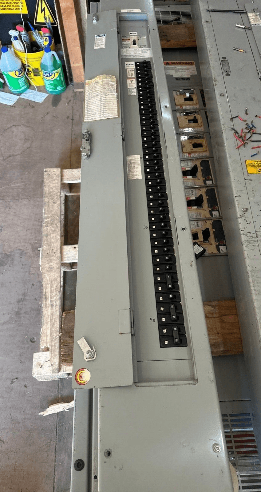 Eaton PRL1a-LX Panelboard 225A 120/240V 1PH 3W Type 1 Indoor Encl P475 – image 1